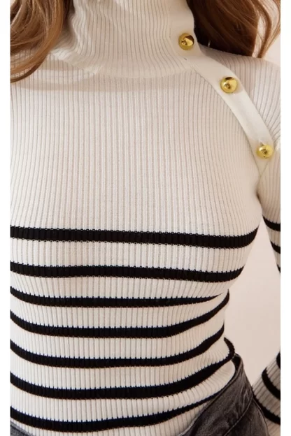 Белый женский свитер в полоску с пуговицами