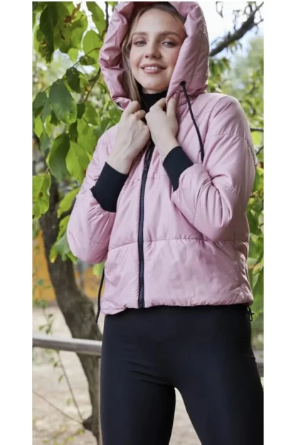 Розовая куртка-пуховик с капюшоном