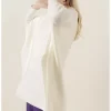 Белый женский свитер-пончо 3