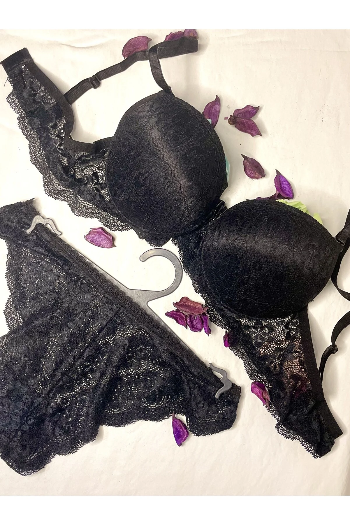 How to Tastefully Show Off Your Little Lacy Bra