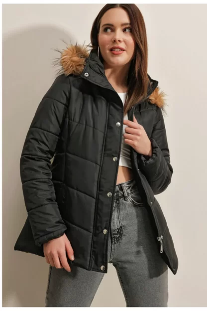 Hooded Black Women's Puffer Coat with Fur Collar 5